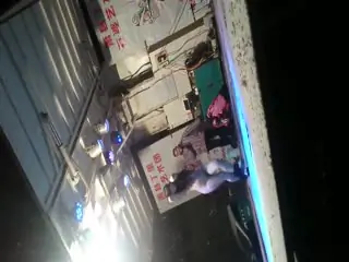 【另类】大雪纷飞撑着雨伞露天看乡下草台班子的精彩表演