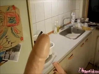 【萝莉】另类sm小萝莉在厨房里别用厨房里做饭的工具狂弄18分钟