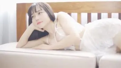白衣清纯少女被操到高潮迭起，美穴汁液横流爽翻天！