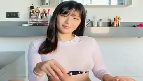 巨乳女王骚气吸舔大肉棒!把肉棒放在巨乳中间摩擦~