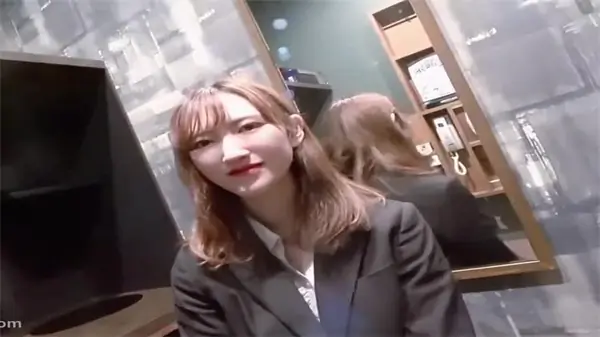 邻家制服小美眉粉嫩骚穴被爆操,紧致水多狂叫受不了