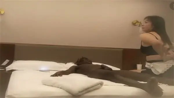 熟女人妻被老黑高价包夜！马尾骚穴狂干内射