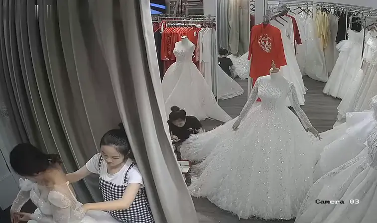 20205781414 黑客破解婚纱店摄像头!极品人妻试婚纱遭偷窥,骚穴巨乳被看光