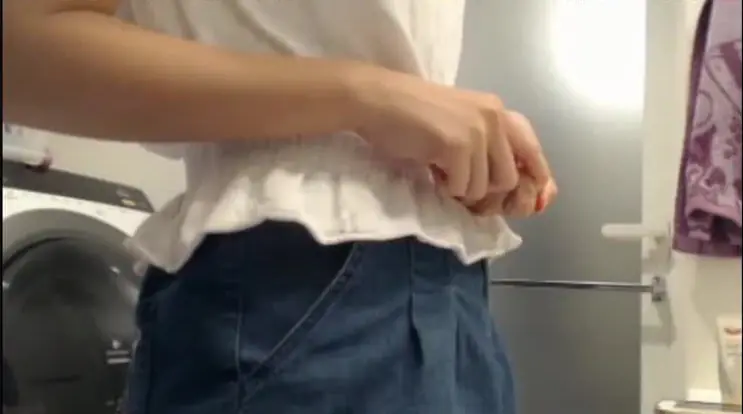 四月流出!学生宿舍偷拍:饥渴闺蜜浴室湿身自慰,猛玩震动棒高潮喷水淫叫!
