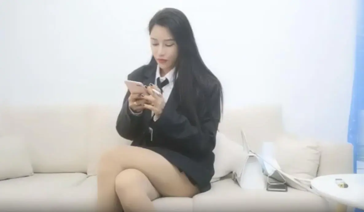 黑色外套长腿妹,舌吻口交肉丝撕裆站立后入猛操